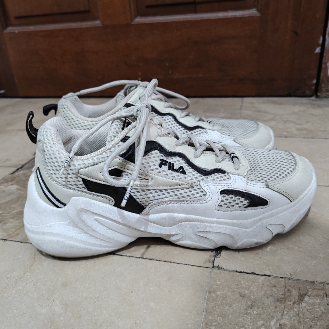 Fila Shoes US9 UK8 (Category: Sneakers) located in Makati City. Submitted by aisells (Listing ID 1348252521, Image 3). Description: FILA SHOES US9 UK8 Negotiable Barely used, only a few times. Needs light cleaning. RFS: Decluttering Location: Makati Delivery at buyer's expense.