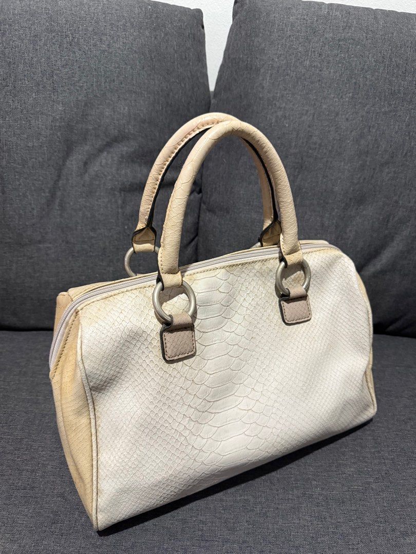 GUESS Vintage Handbag (Category: Luxury Bags & Wallets) located in Manila. Submitted by pheta (Listing ID 1348397381, Image 2). Description: RFS: Decluttering Authentic Guess Bag has yellowing on some parts (refer to pictures) Zipper functions well Inside is also in good quality Overall, bag has good quality aside from yellowing.