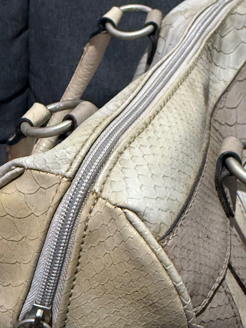 GUESS Vintage Handbag (Category: Luxury Bags & Wallets) located in Manila. Submitted by pheta (Listing ID 1348397381, Image 3). Description: RFS: Decluttering Authentic Guess Bag has yellowing on some parts (refer to pictures) Zipper functions well Inside is also in good quality Overall, bag has good quality aside from yellowing.