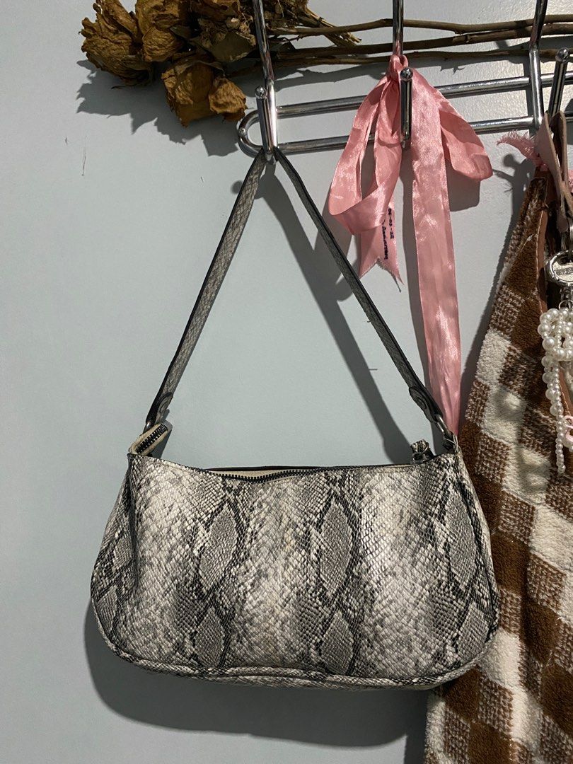 Kili bag synthetic snake skin (Category: Purses & Pouches) located in Manila. Submitted by cbd222 (Listing ID 1348404645, Image 2). Description: Got this from the orange app. The hardware has a bit of rust but functional. .