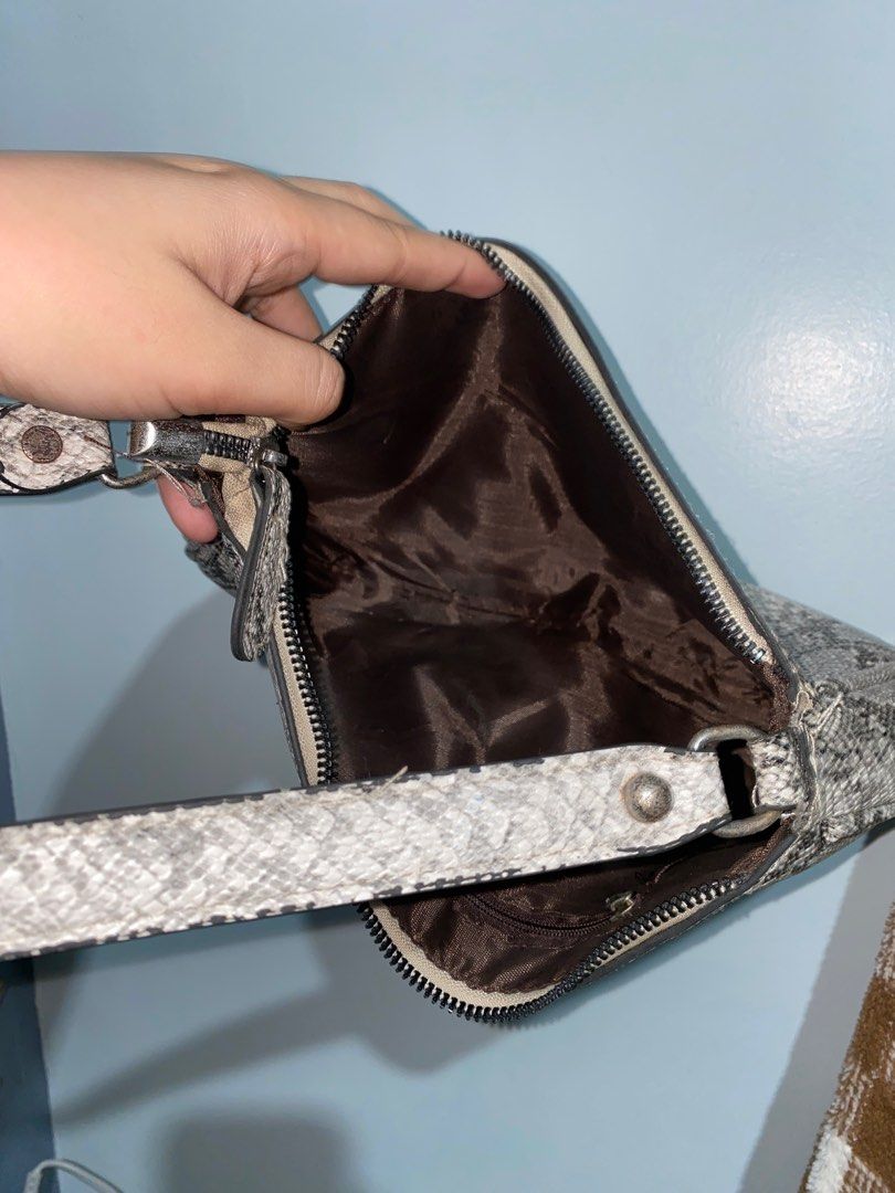 Kili bag synthetic snake skin (Category: Purses & Pouches) located in Manila. Submitted by cbd222 (Listing ID 1348404645, Image 3). Description: Got this from the orange app. The hardware has a bit of rust but functional. .