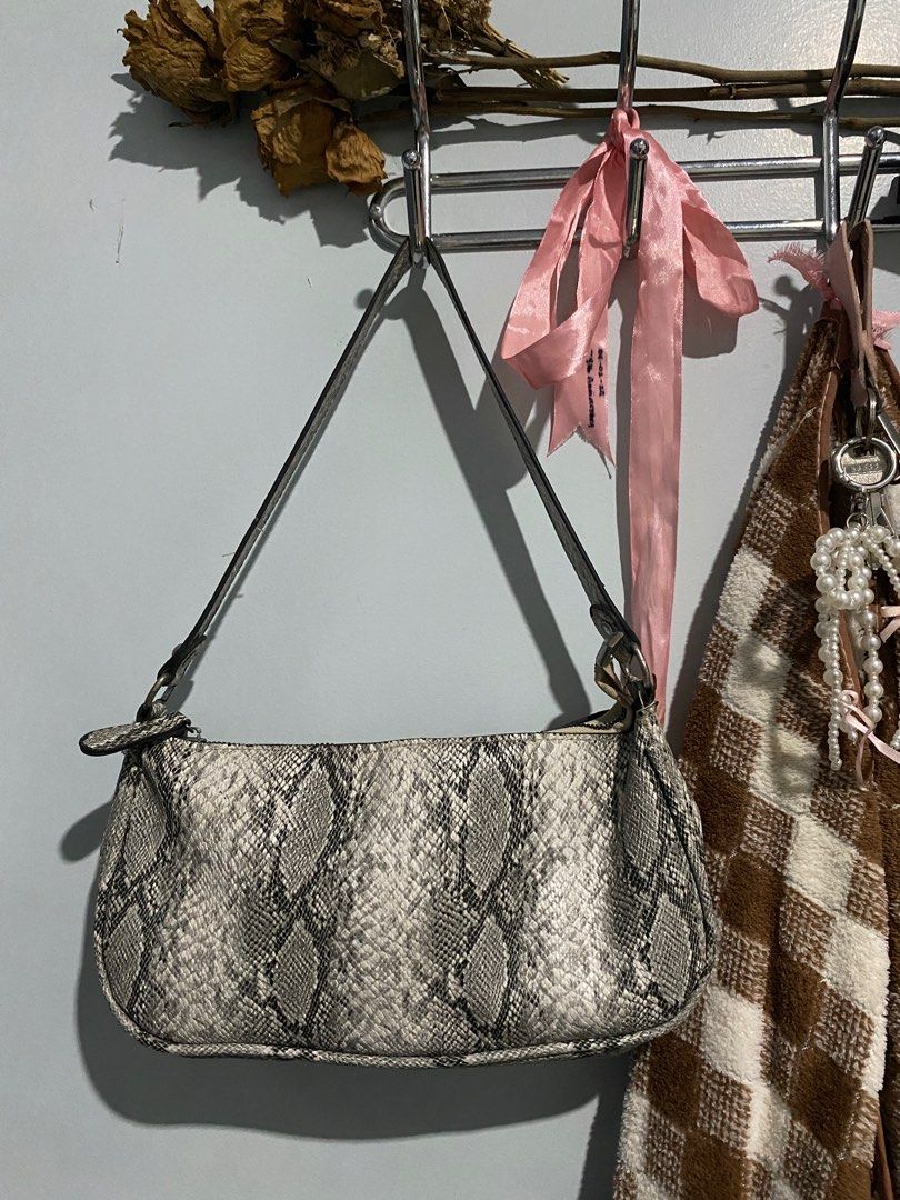 Kili bag synthetic snake skin (Category: Purses & Pouches) located in Manila. Submitted by cbd222 (Listing ID 1348404645, Image 1). Description: Got this from the orange app. The hardware has a bit of rust but functional. .