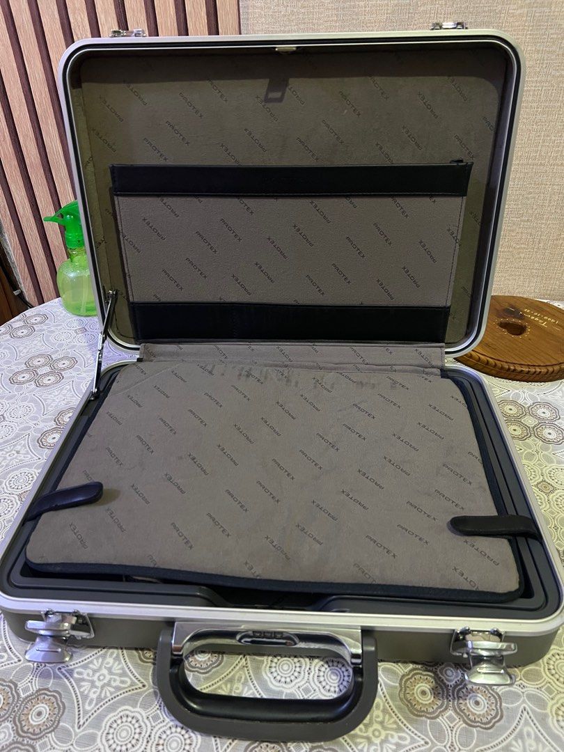 Laptop Case Aluminun Hard Case Mixer Case With Code Combination Lock (Category: Storage Boxes & Baskets) located in Quezon City. Submitted by rare21 (Listing ID 1348260101, Image 2). Description: Laptop Case Aluminun Hard Case Mixer Case With Code Combination Lock.