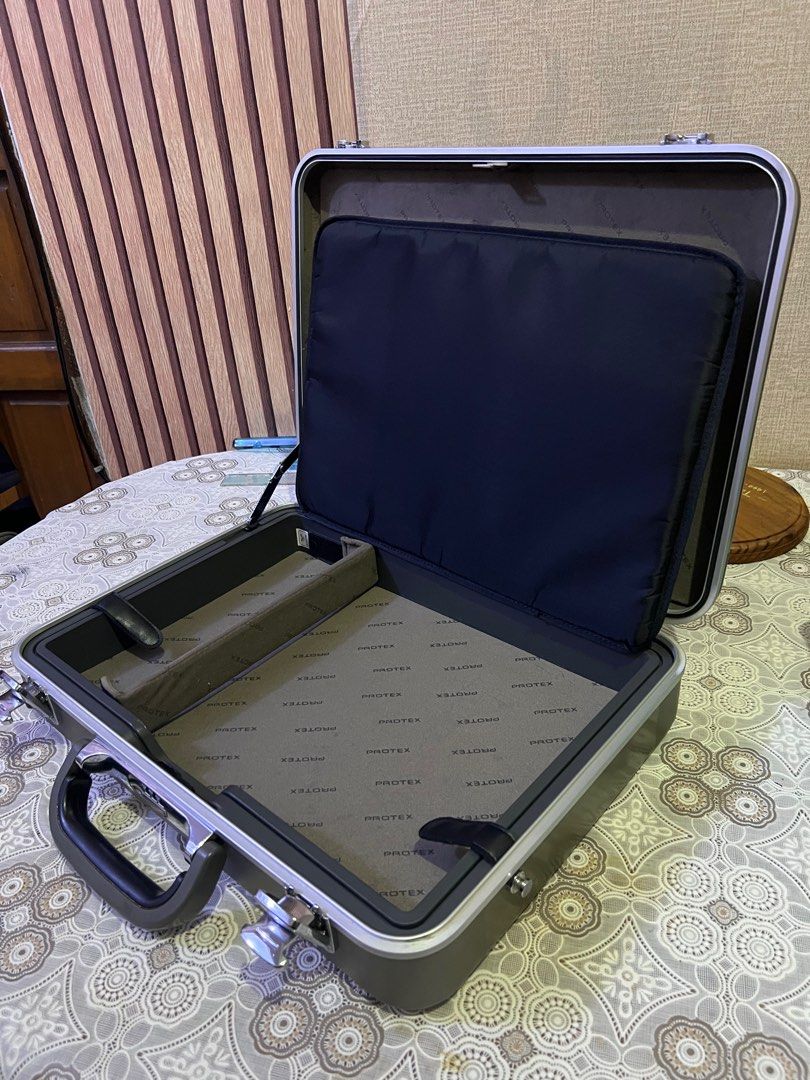 Laptop Case Aluminun Hard Case Mixer Case With Code Combination Lock (Category: Storage Boxes & Baskets) located in Quezon City. Submitted by rare21 (Listing ID 1348260101, Image 3). Description: Laptop Case Aluminun Hard Case Mixer Case With Code Combination Lock.