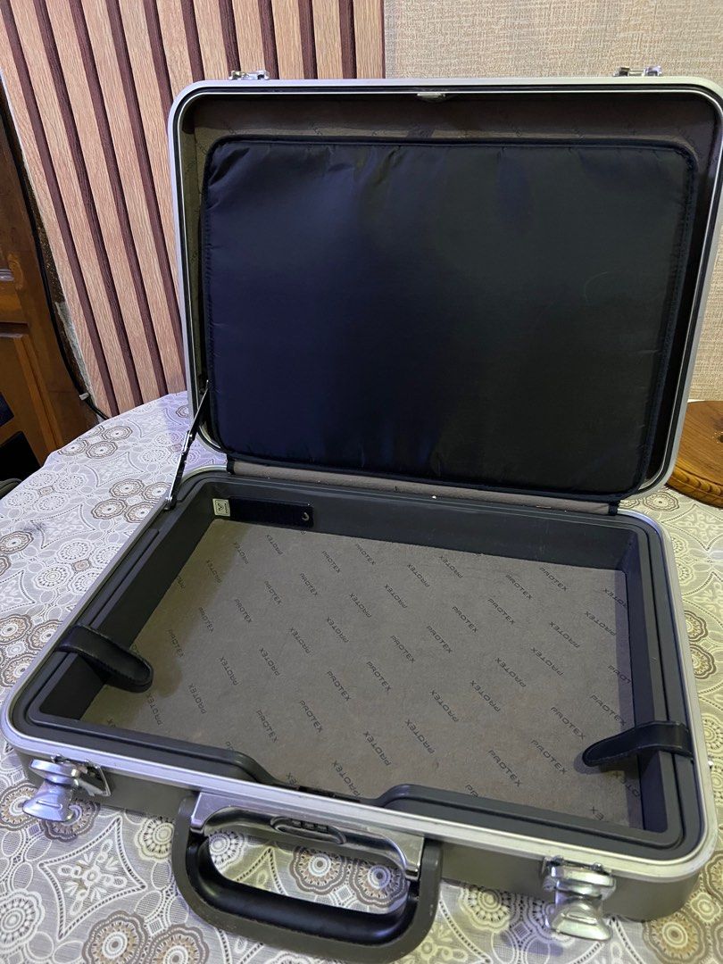 Laptop Case Aluminun Hard Case Mixer Case Storage With Code Combination Lock (Category: Laptop Bags & Sleeves) located in Quezon City. Submitted by rare21 (Listing ID 1348260710, Image 3). Description: Laptop Case Aluminun Hard Case Mixer Case With Code Combination Lock.