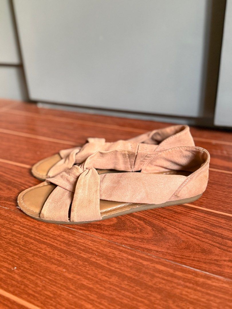 Lower East Side Blush Pink Sandals Size 7 (Category: Flats & Sandals) located in Candaba. Submitted by decklattering (Listing ID 1348269276, Image 2). Description: VERY GOOD USED CONDITION RFS : No longer fits after pregnancy .