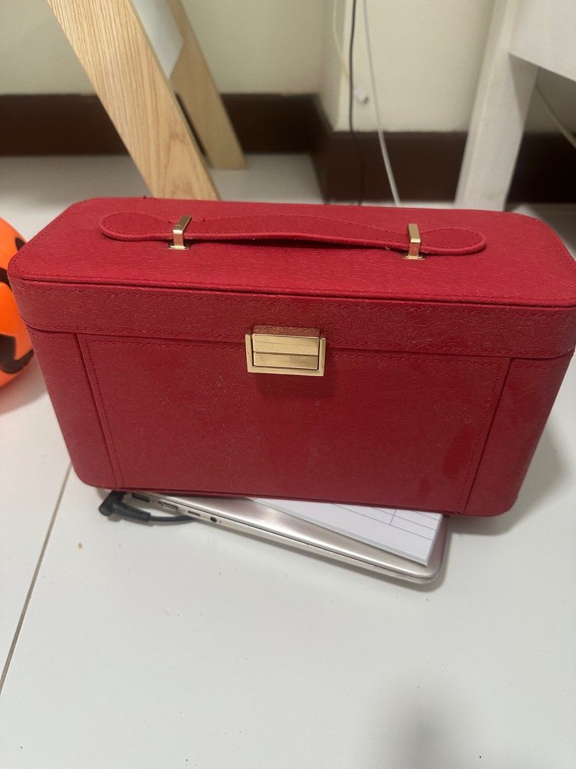 Makeup box (Category: Accessory holder, box & organizers) located in Singapore. Submitted by ilovebreadsoso (Listing ID 1348272652, Image 1). Description: Just colllectinf dust in my house pls help to clear .