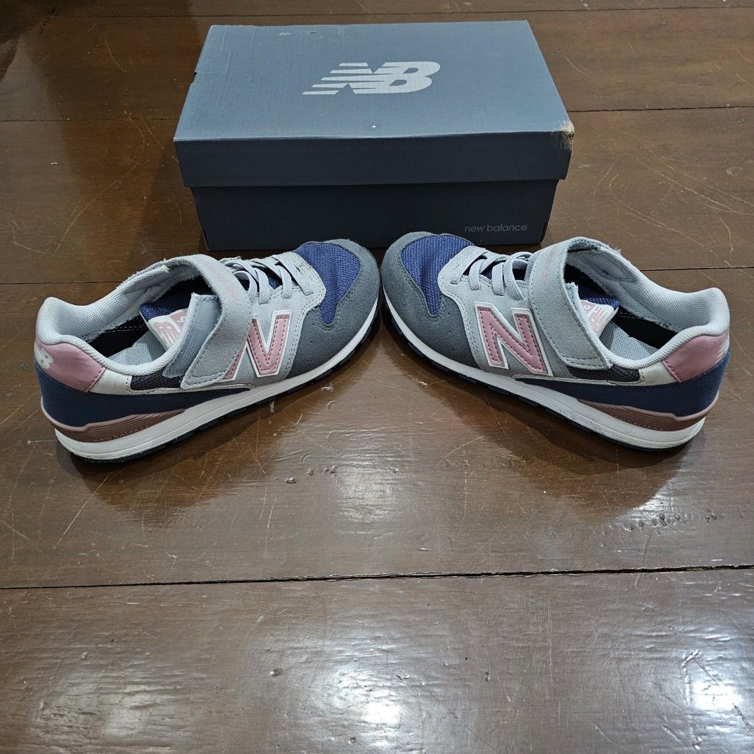 New Balanc 996 Big Kid US size 3.5 (Category: Babies & Kids Fashion) located in Pasig City. Submitted by powerly75 (Listing ID 1348263671, Image 2). Description: well-used no flaws, tears or holes 22cm insole good for 7 to 8 year old kids SF c/o buyer.