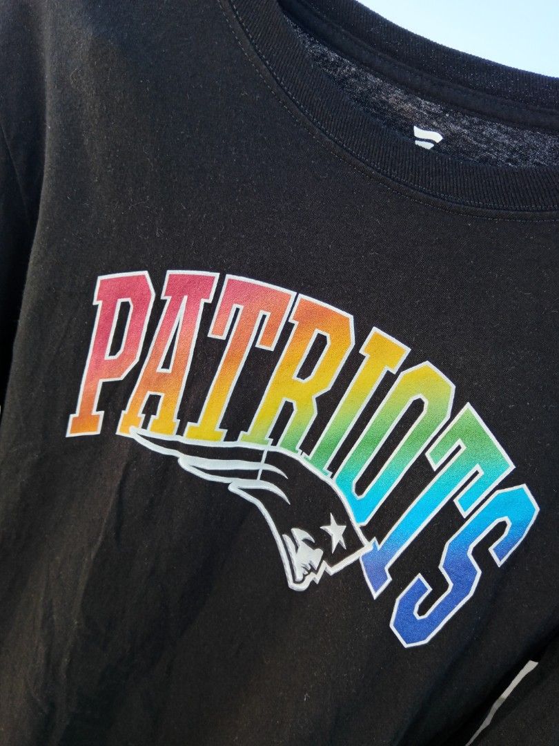 New England Patriots sweatshirt (Category: Coats, Jackets and Outerwear) located in Bacoor. Submitted by round2pinas (Listing ID 1348230504, Image 2). Description: Very good condition no issue Large 20x29 dimension.