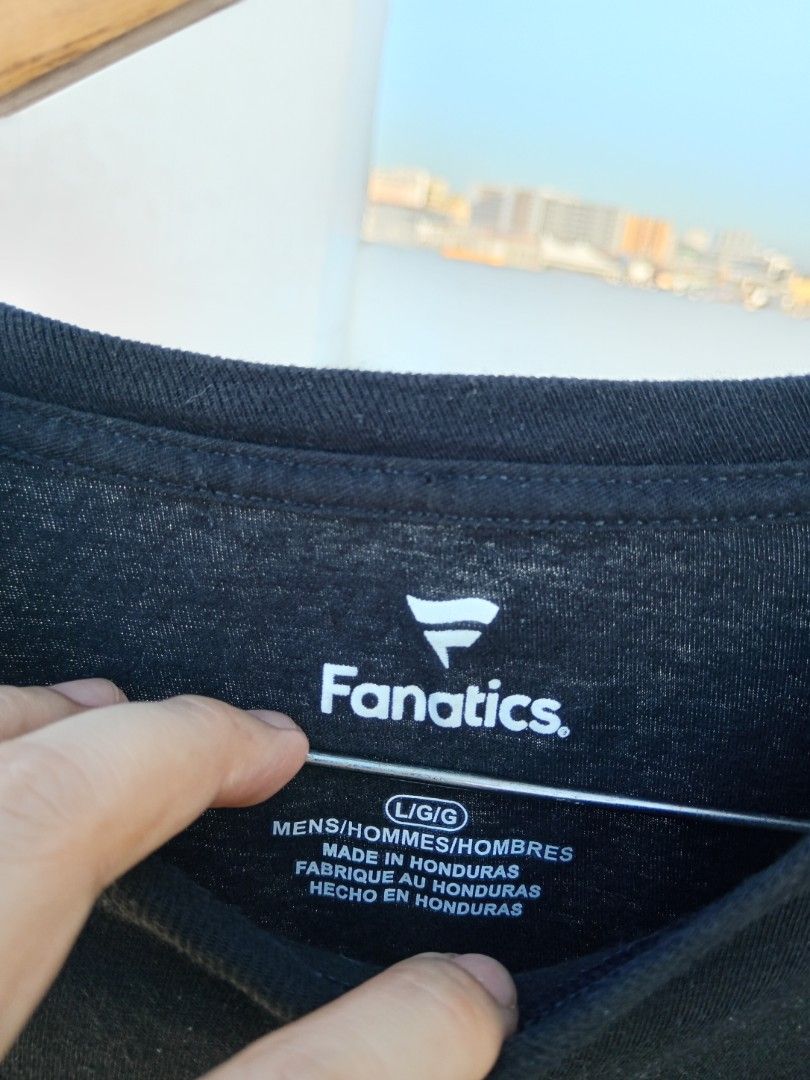 New England Patriots sweatshirt (Category: Coats, Jackets and Outerwear) located in Bacoor. Submitted by round2pinas (Listing ID 1348230504, Image 3). Description: Very good condition no issue Large 20x29 dimension.