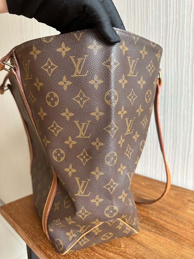 (Rtp $3.8k) Louis Vuitton Monogram Babylone Shopping Tote Bag MM (Category: Bags & Wallets) located in Singapore. Submitted by jlux_sg (Listing ID 1348398160, Image 3). Description: 💯 authentic or full refund Identical model in boutique retailing for $3,750 now W25 H26 D14 CM Brown monogram / Brown interior Comes with bag itself Description: Clean interior & exterior. Photos are considered part of the description. All sales are final. [357] Term