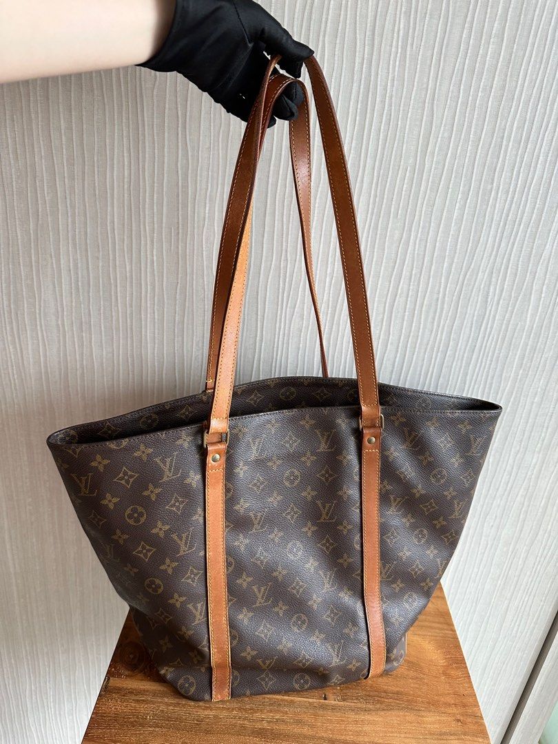 (Rtp $3.8k) Louis Vuitton Monogram Babylone Shopping Tote Bag MM (Category: Bags & Wallets) located in Singapore. Submitted by jlux_sg (Listing ID 1348398160, Image 1). Description: 💯 authentic or full refund Identical model in boutique retailing for $3,750 now W25 H26 D14 CM Brown monogram / Brown interior Comes with bag itself Description: Clean interior & exterior. Photos are considered part of the description. All sales are final. [357] Term