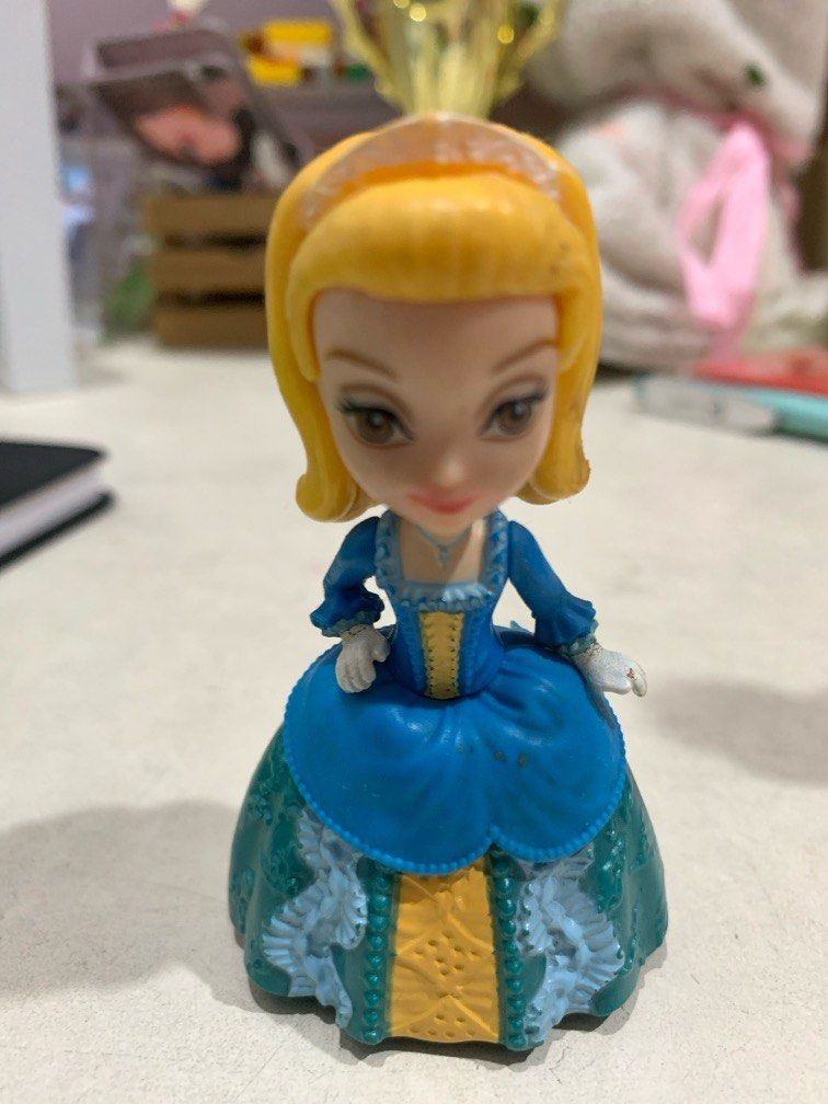 Sofia the first figures (Category: Figurines & Statues) located in Petaling Jaya. Submitted by susanukm (Listing ID 1348374820, Image 3). Description: Sofia the first cartoon miniatures whole family .
