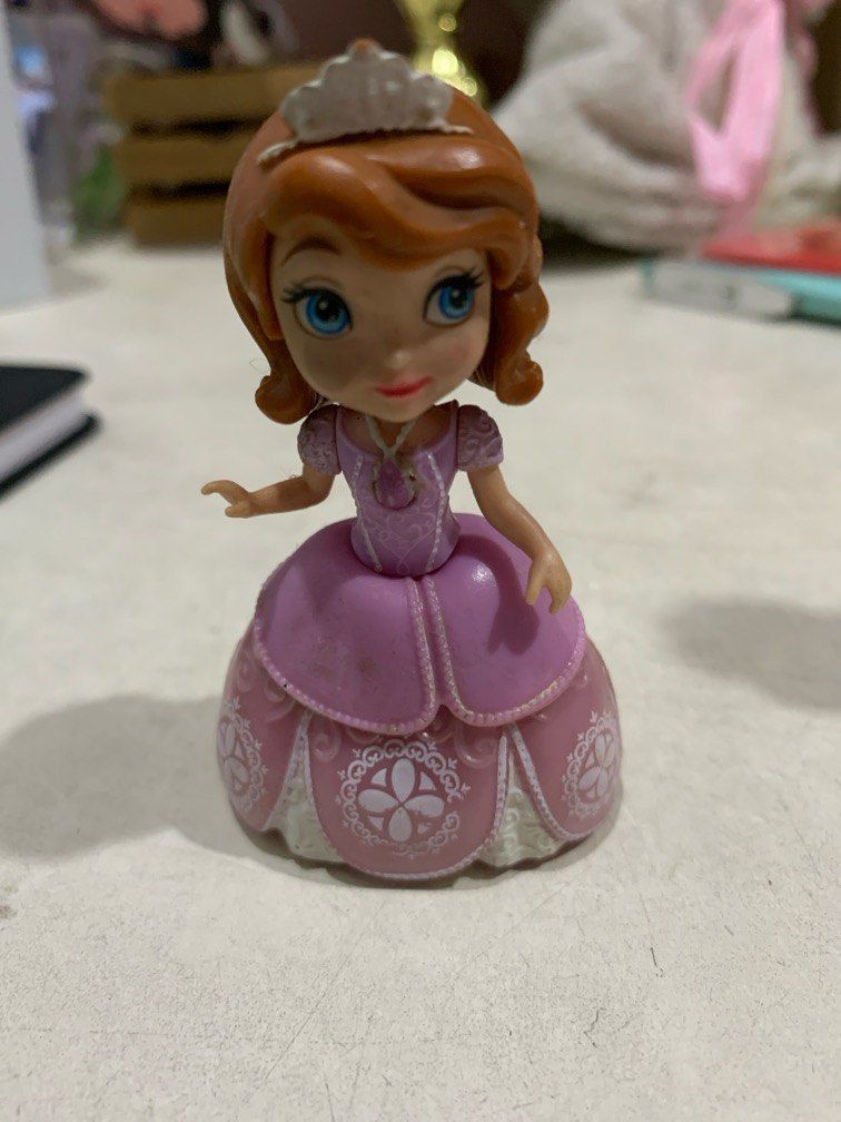 Sofia the first figures (Category: Figurines & Statues) located in Petaling Jaya. Submitted by susanukm (Listing ID 1348374820, Image 1). Description: Sofia the first cartoon miniatures whole family .