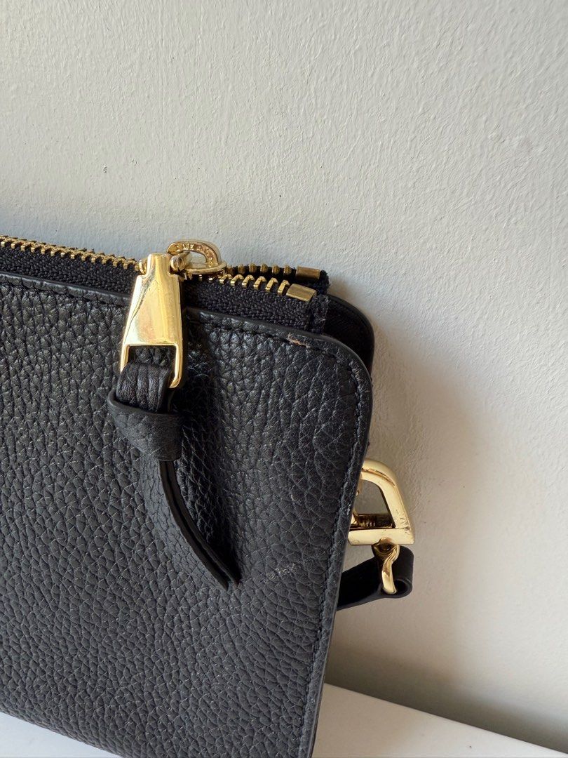 Tory Burch Handbag (Category: Luxury Bags & Wallets) located in Caloocan City. Submitted by mjco.hey (Listing ID 1348224224, Image 3). Description: Tory Burch handbag in black, like new.