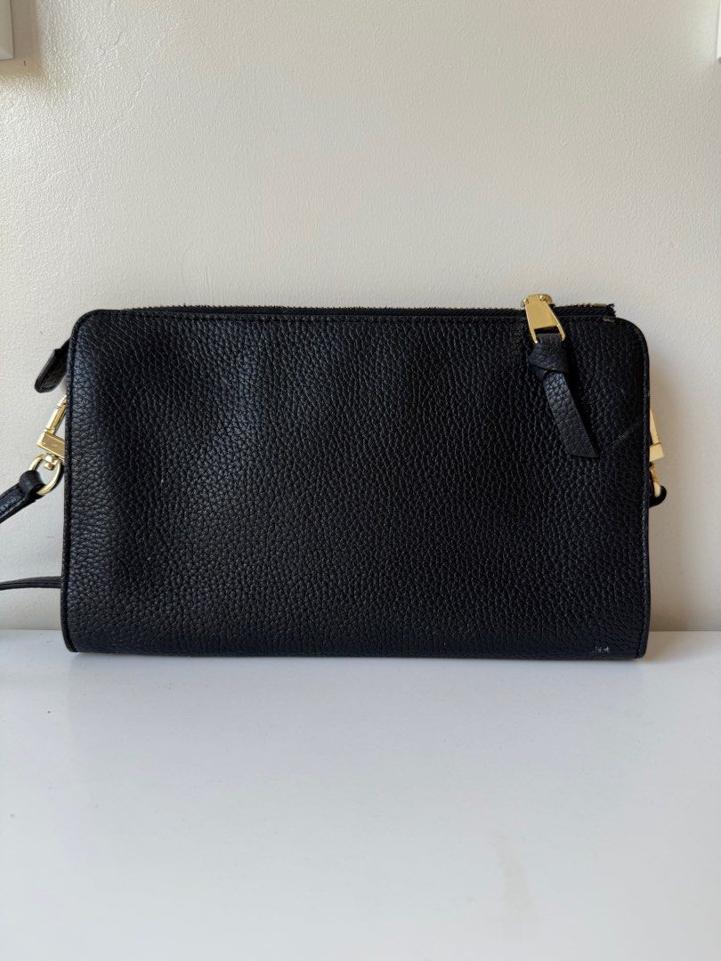 Tory Burch Handbag (Category: Luxury Bags & Wallets) located in Caloocan City. Submitted by mjco.hey (Listing ID 1348224224, Image 2). Description: Tory Burch handbag in black, like new.