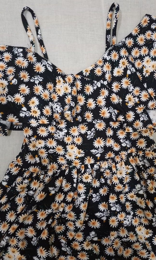 Two-Way Maxi Floral Dress (Category: Dresses) located in Manila. Submitted by dm_ca (Listing ID 1348426736, Image 2). Description: Freesize *Color may differ due to camera exposure and monitor/screen view.*.