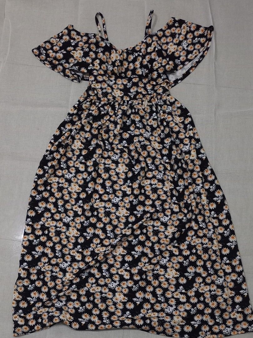 Two-Way Maxi Floral Dress (Category: Dresses) located in Manila. Submitted by dm_ca (Listing ID 1348426736, Image 1). Description: Freesize *Color may differ due to camera exposure and monitor/screen view.*.