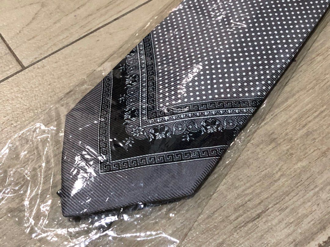 VERSACE （分類：領帶）位於 Hong Kong。 由 apple949 提交（商品編號 1348251613，圖片 3）。簡介： VERSACE tie 領帶，全新，完美主義者勿投，交收後不能退換。。