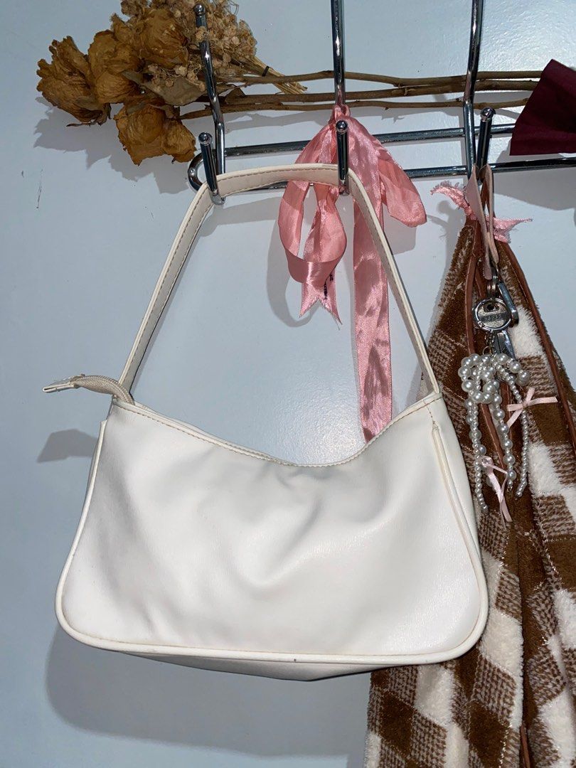 White kili bag / baguette bag (Category: Purses & Pouches) located in Manila. Submitted by cbd222 (Listing ID 1348404336, Image 2). Description: A bit of yellowing. Needs cleaning especially on the zipper.