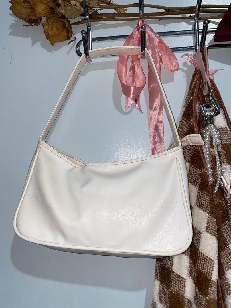 White kili bag / baguette bag (Category: Purses & Pouches) located in Manila. Submitted by cbd222 (Listing ID 1348404336, Image 1). Description: A bit of yellowing. Needs cleaning especially on the zipper.