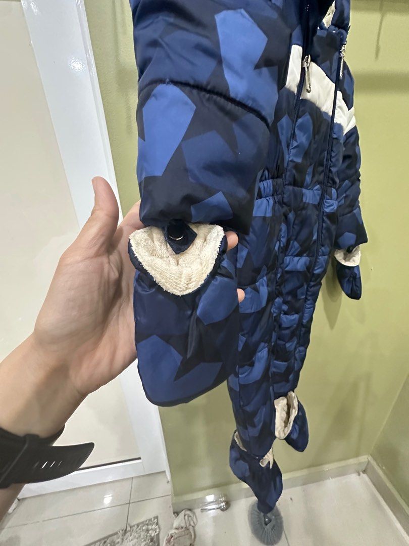 Winter Outerlayer (Category: Babies & Kids Fashion) located in Kuala Lumpur. Submitted by nawa88 (Listing ID 1348265881, Image 2). Description: Suitable for girl or boy. Not for fussy buyer.