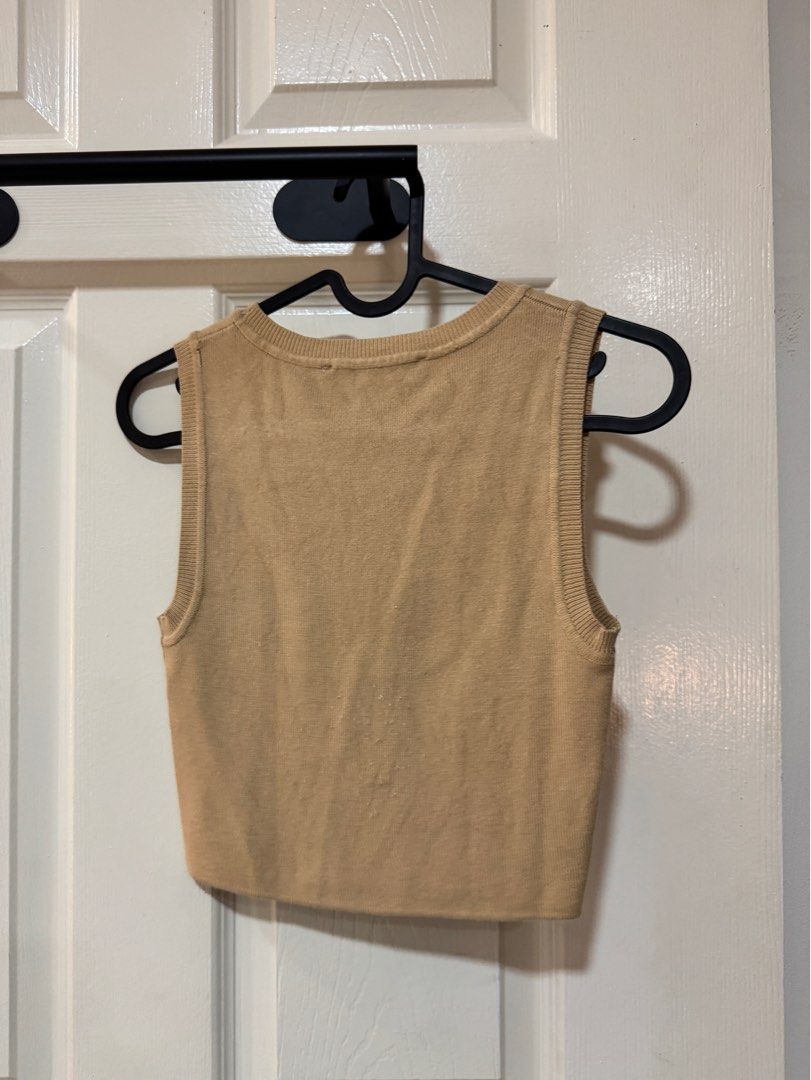 Zara Seamless Cropped Tank Top - S (Category: Blouses) located in Mandaluyong City. Submitted by deguitokass (Listing ID 1348415826, Image 3). Description: RFS: don’t reach out for it anymore Got it as a gift Has some few himulmol at the back but can definitely be removed Helping tags: Zara, H&M, Urban Revivo, Uniqlo, Bershka, Stradivarius, Forever 21.