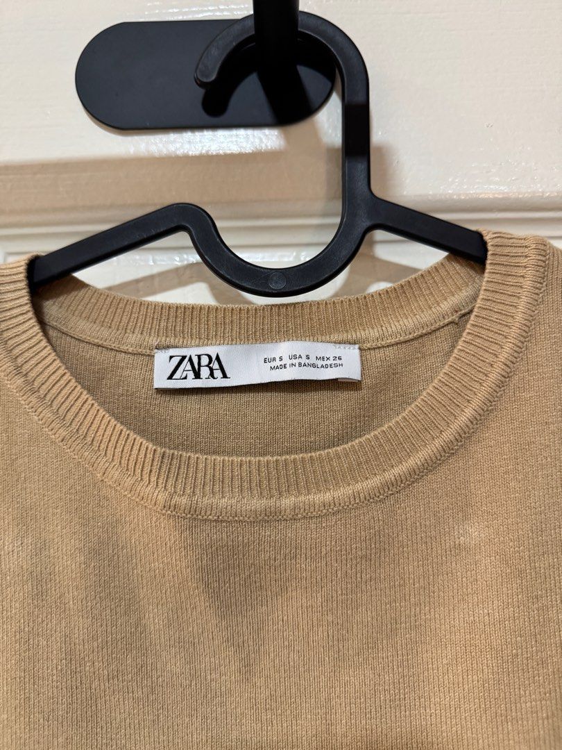 Zara Seamless Cropped Tank Top - S (Category: Blouses) located in Mandaluyong City. Submitted by deguitokass (Listing ID 1348415826, Image 2). Description: RFS: don’t reach out for it anymore Got it as a gift Has some few himulmol at the back but can definitely be removed Helping tags: Zara, H&M, Urban Revivo, Uniqlo, Bershka, Stradivarius, Forever 21.