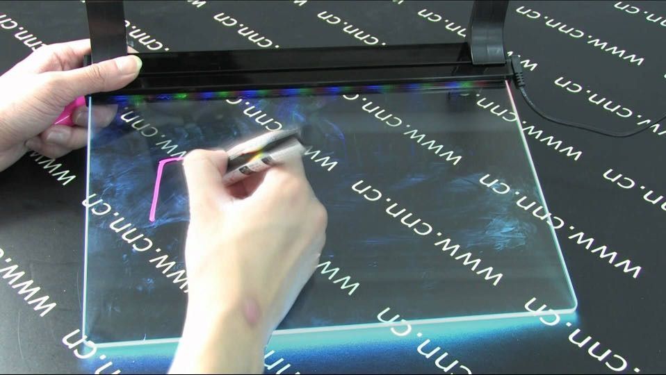 💥100%全新 LED彩燈告示板 Pop LED Board （分類：燈飾）位於 Hong Kong。 由 tramps 提交（商品編號 1344974352，圖片 2）。簡介： 💥全新LED彩燈告示板 💥Size: 325x239mm 💡藍、綠、紅、黃、紫、白多色LED燈光，可定色、漸變、閃爍多種效果。 💡USB供電 💥💥💥可吊可座枱(配件不包含吊掛鏈條)💥💥💥。