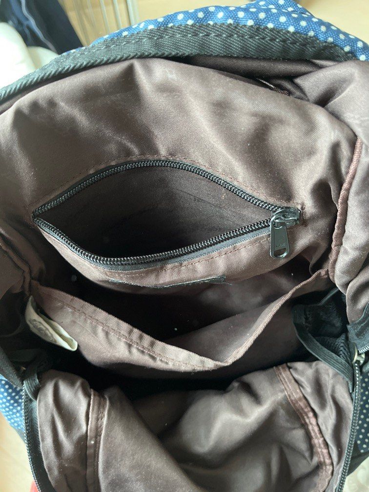 Backpack （分類：背包）位於 Hong Kong。 由 wongcherry123 提交（商品編號 1344983920，圖片 3）。簡介： about 13‘ x 19 ’ slightly use， no flaws zips workin functionally。