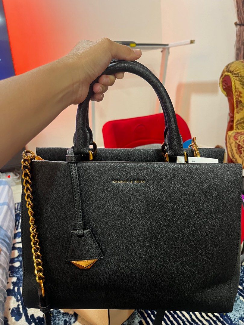 Charles N Keith Bag (Category: Luxury Bags & Wallets) located in Paranaque City. Submitted by maineshar19 (Listing ID 1345087290, Image 1). Description: .