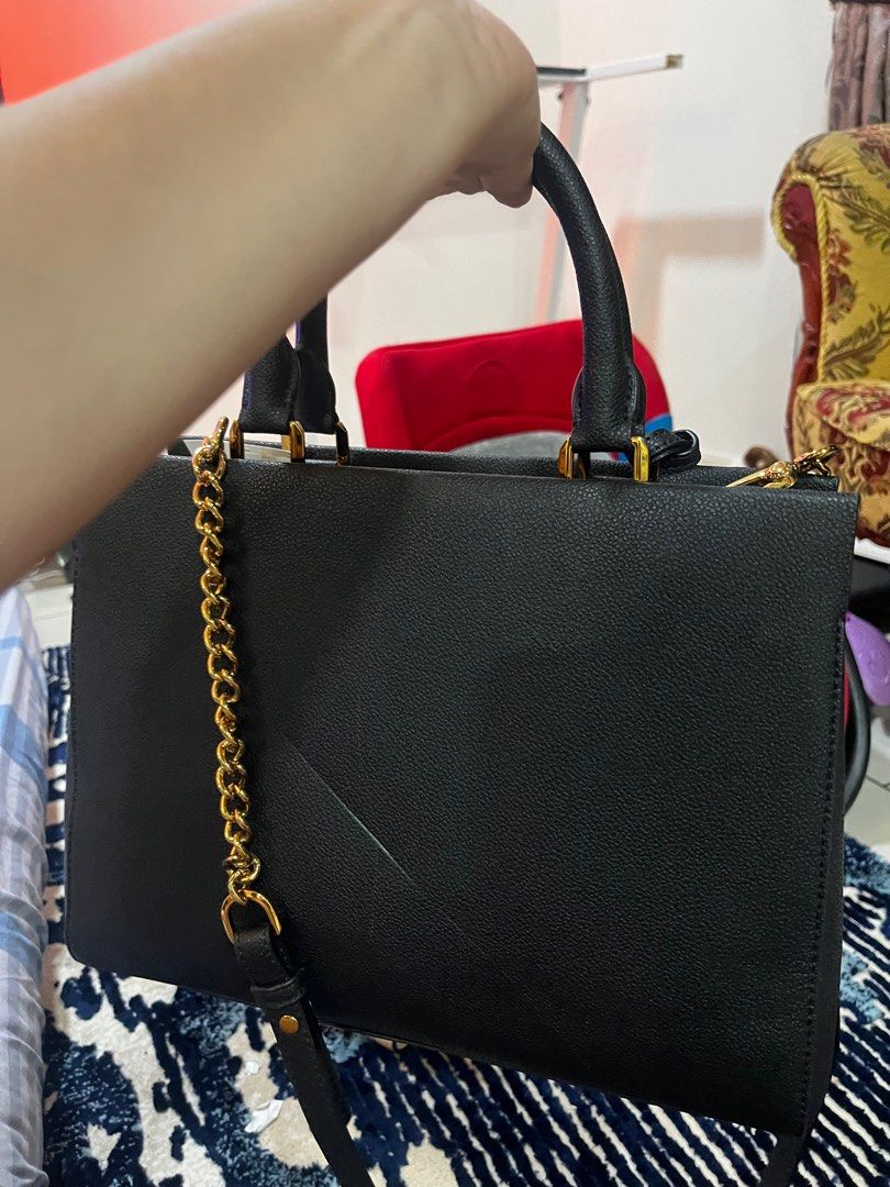 Charles N Keith Bag (Category: Luxury Bags & Wallets) located in Paranaque City. Submitted by maineshar19 (Listing ID 1345087290, Image 3). Description: .