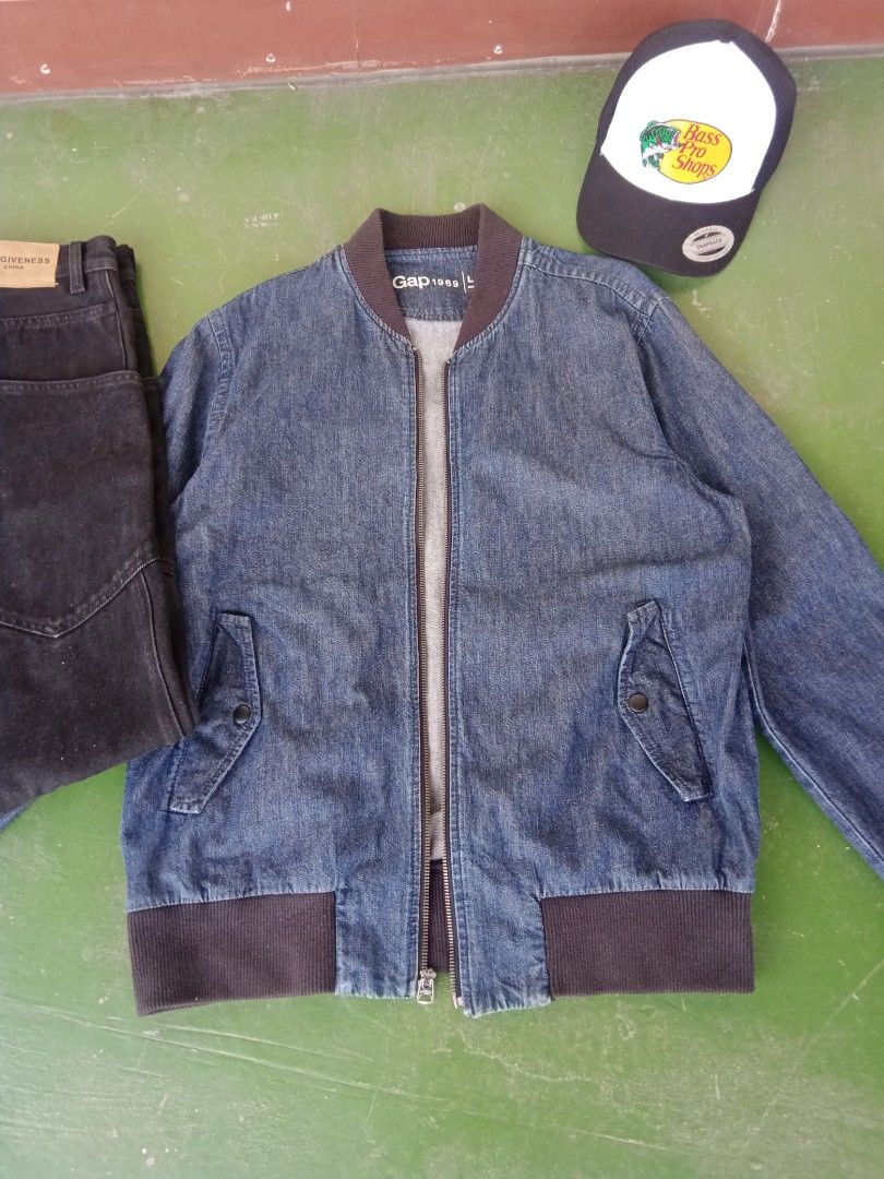 Gap Bomber Jacket (Category: Coats, Jackets and Outerwear) located in Manila. Submitted by mojonarchives (Listing ID 1344990566, Image 3). Description: Gap Bomber Jacket 2 side pocket size: Large on tags Dimes:W22.5xL27 inch Sleeve:28 inches condition 9.5/10 colorate 9.5/10.