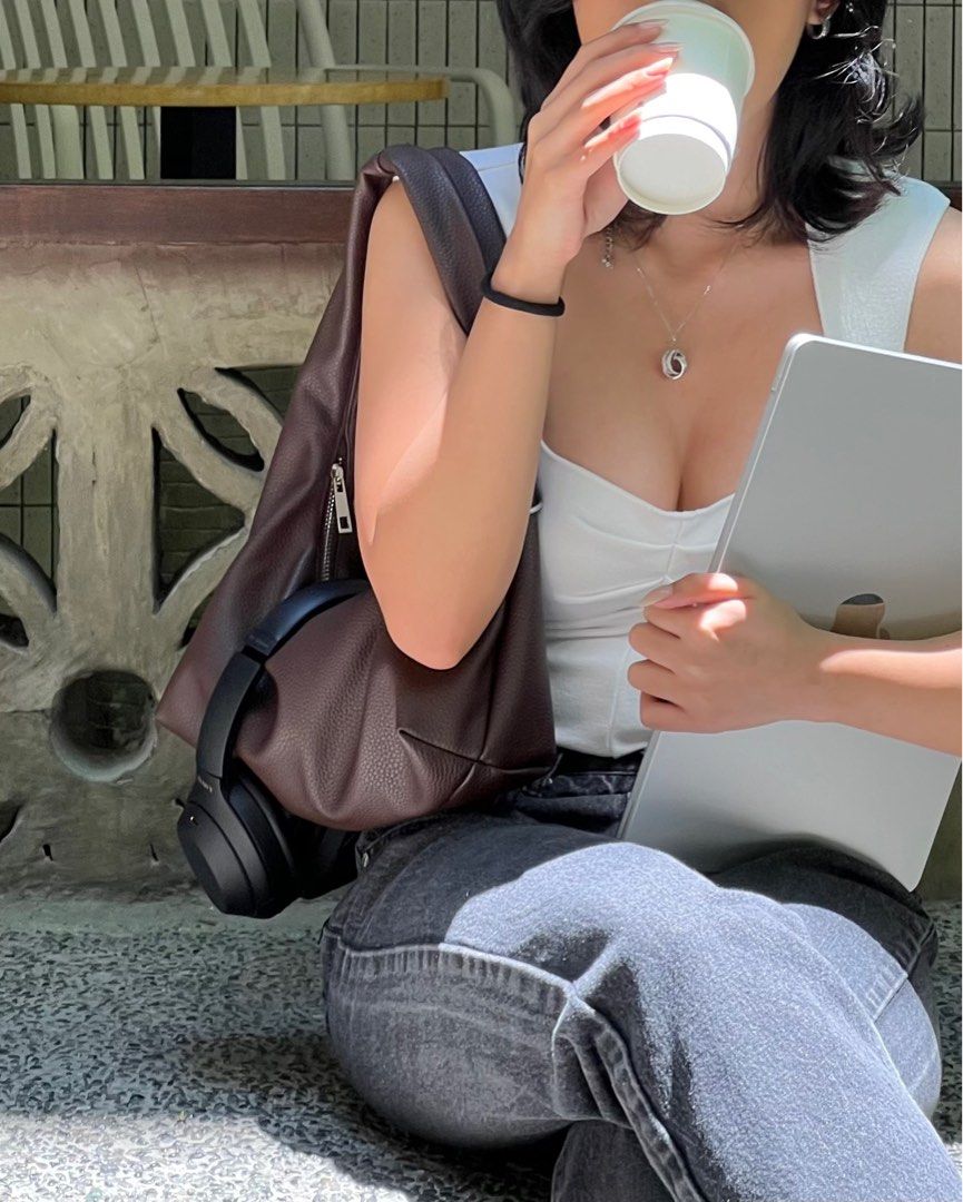 GVN small hobo bag in espresso (Category: Luxury Bags & Wallets) located in Quezon City. Submitted by skyoyuki_ (Listing ID 1345058914, Image 2). Description: - this is version 1 - bought from carino pop up, only used 2-3x .