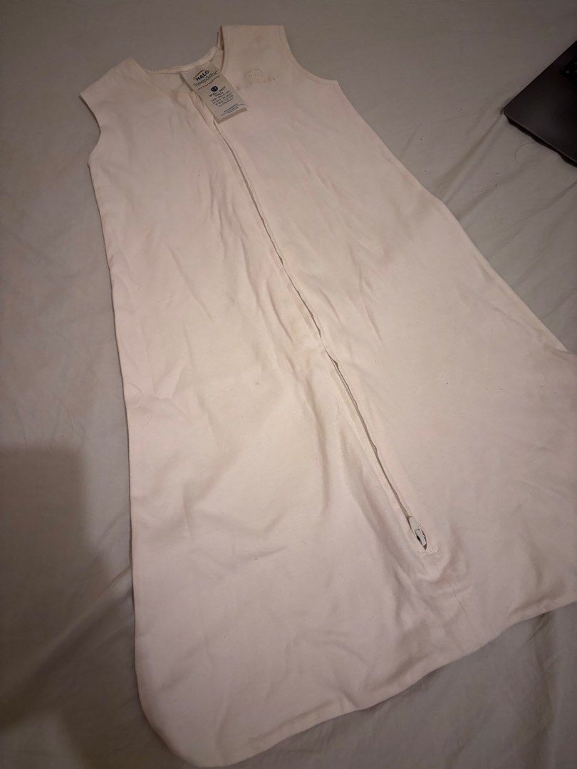 Halo sleepsack wearable blanket (Category: Babies & Kids Fashion) located in Pasig City. Submitted by az1235 (Listing ID 1345082553, Image 2). Description: Bought for 1799 Size SMALL 0-6months 23-26 in 4.5-8kg Has stains on the top part Cotton Cream.