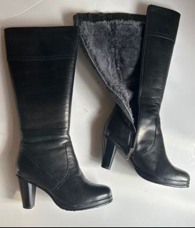 Munz faux fur lined boots. Never worn but slight inside in a small area.  Welcome to try without obligation64246532467458110