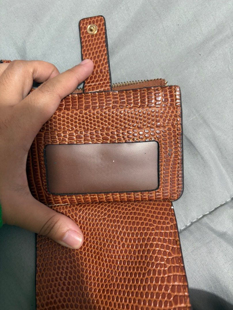 parfois card wallet (Category: Wallets & Card holders) located in Taguig. Submitted by megdeclutter (Listing ID 1345071999, Image 3). Description: FIXED PRICE.