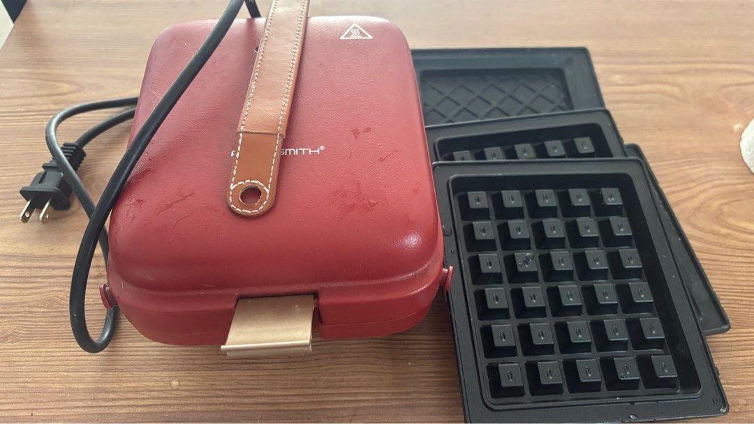 Perysmith Waffle/Pancake Maker (Category: Other Kitchen Appliances) located in Caloocan City. Submitted by lamiiiiiii (Listing ID 1344804527, Image 2). Description: Bought this for 1400 Used only for 3 times. Includes all 3 molder Rfs: decluttering.
