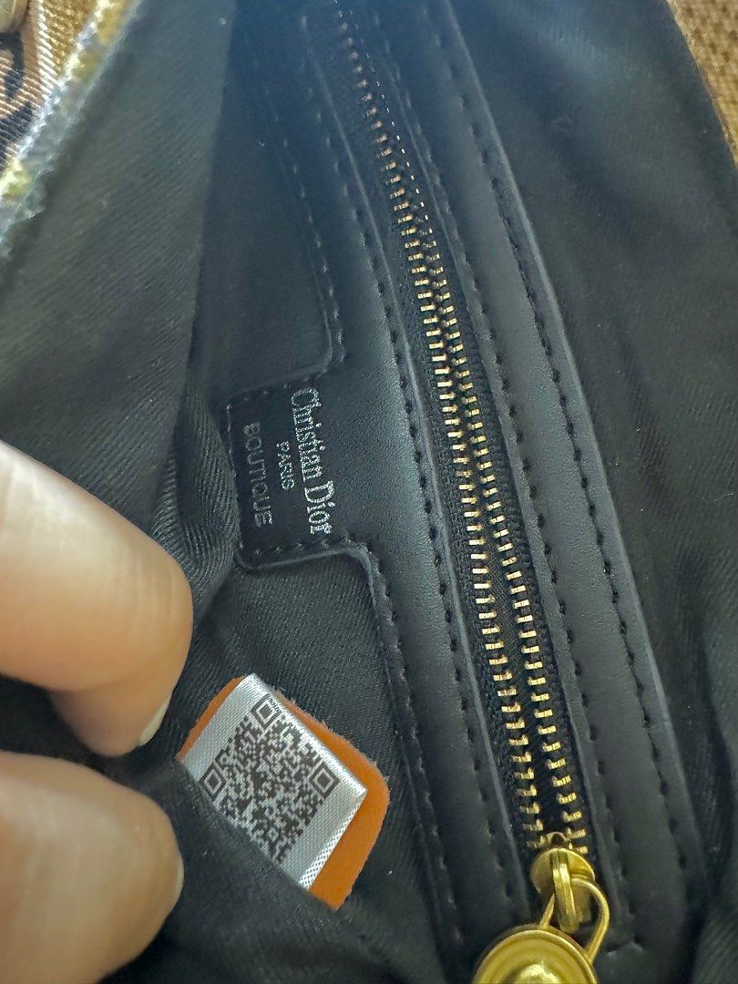 PRELOVED BAG (Category: Shoulder Bags) located in Manila. Submitted by yakult07 (Listing ID 1345021253, Image 3). Description: -medyo madumi lang kayo na po bahala mag linis and may bakbak lang dun sa rubber -sling/hand bag -no box or dust bag -can offer a reasonable price.