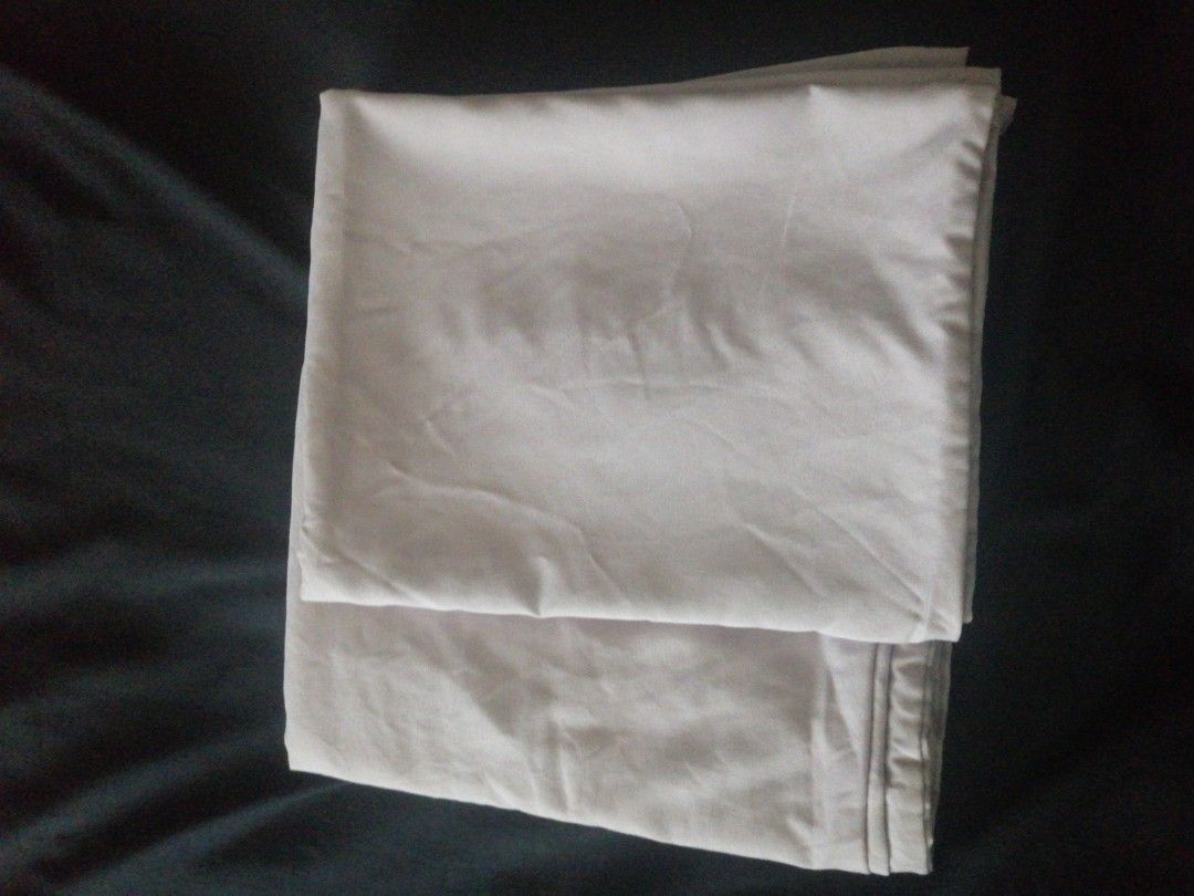 Queen set (Category: Bedding & Towels) located in Kuala Lumpur. Submitted by rafsuz (Listing ID 1344972872, Image 3). Description: Set of Queen 2pcs pillow covers 1 fitted Queen 1 Quilt cover (faulty zip but will not affect usage) Previously used for homestay Pick up Kg Seri Aman Puchong Postage RM10- Pen Msia only.