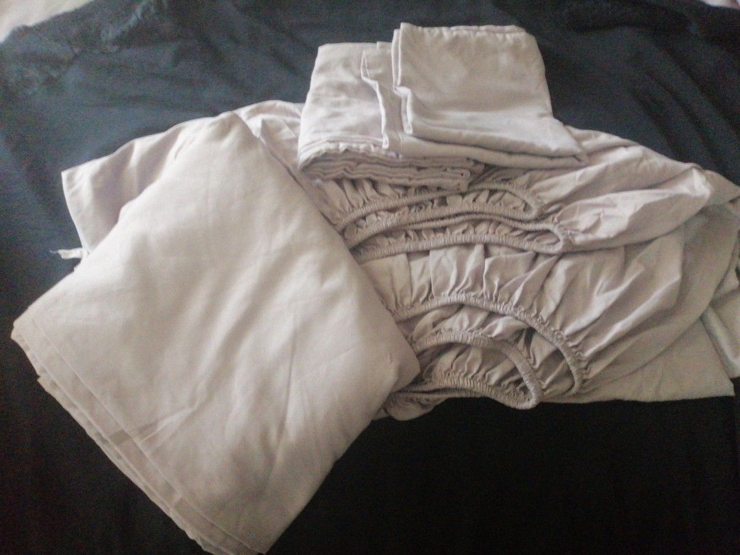 Queen set (Category: Bedding & Towels) located in Kuala Lumpur. Submitted by rafsuz (Listing ID 1344972872, Image 2). Description: Set of Queen 2pcs pillow covers 1 fitted Queen 1 Quilt cover (faulty zip but will not affect usage) Previously used for homestay Pick up Kg Seri Aman Puchong Postage RM10- Pen Msia only.