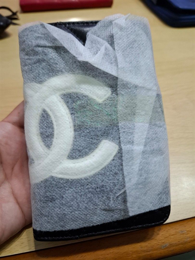 Quilted Wallet for Sale (Category: Wallets & Card holders) located in Cavite. Submitted by raindrops0121 (Listing ID 1345084086, Image 3). Description: received as a gift from a balikbayan relative last christmas. kinfly check n lng picture tnx.