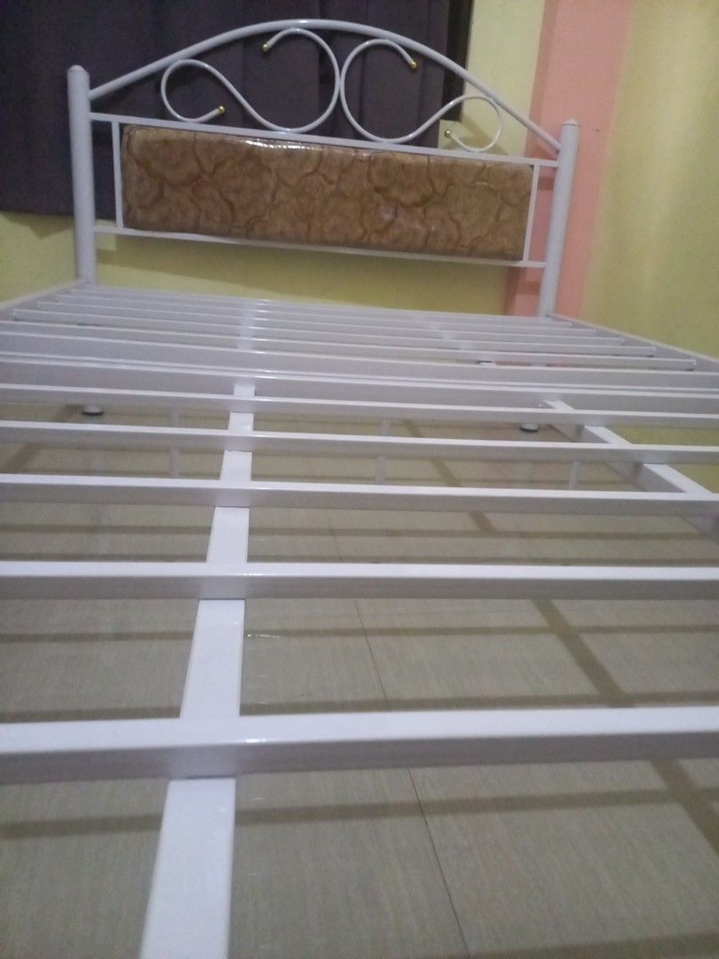 Steel Bed Frame Semi-Double (Category: Bed Frames & Mattresses) located in Manila. Submitted by dm_ca (Listing ID 1344995116, Image 2). Description: Dimensions: 48×75 inches Split type (can be disassembled in 5 parts).