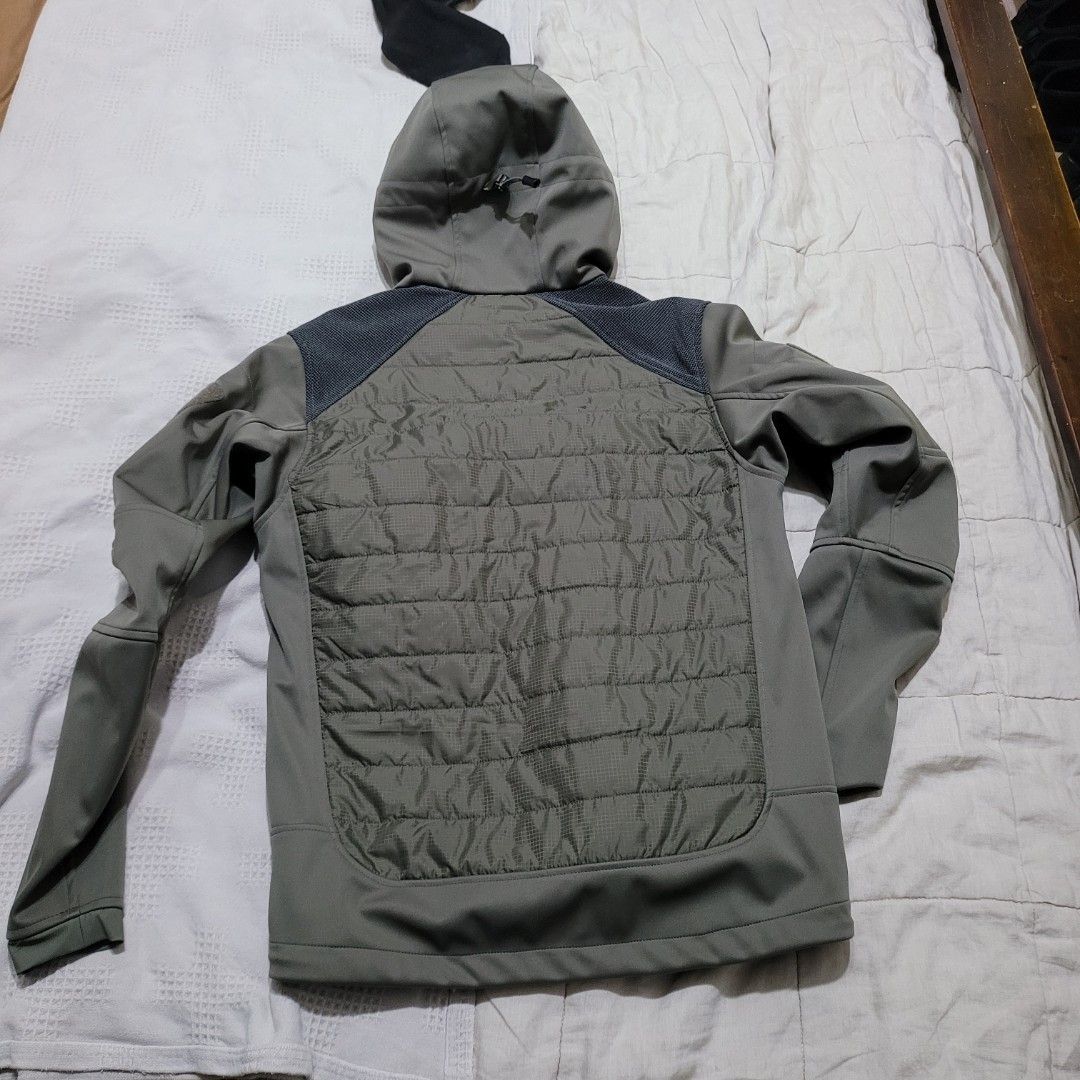 Soft shell jacket (Category: Coats, Jackets and Outerwear) located in Singapore. Submitted by sellandprobablybuy394 (Listing ID 1344973370, Image 3). Description: Selling to clear space Self collect at woodlands price nego PM if keen thanks.