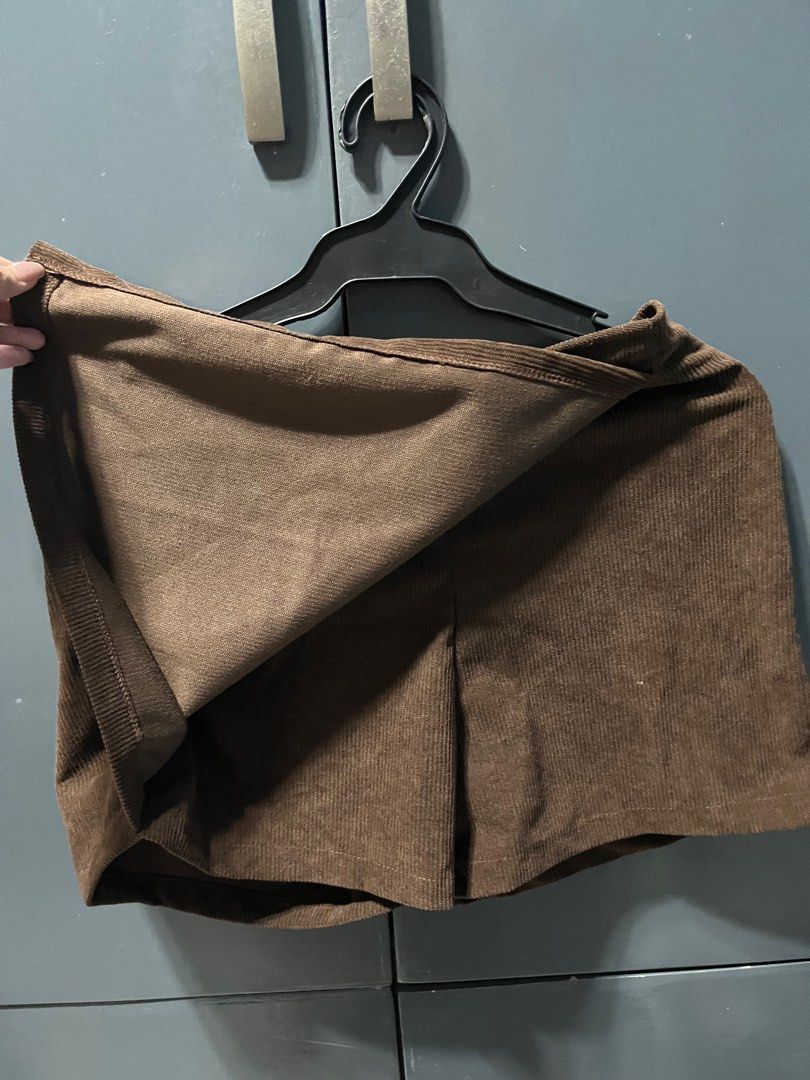 Suede Skort (Category: Skirts) located in Malabon City. Submitted by manymoon (Listing ID 1345096908, Image 2). Description: Garterized on back Xs-S Starts on size 24 .