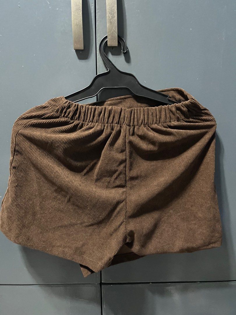 Suede Skort (Category: Skirts) located in Malabon City. Submitted by manymoon (Listing ID 1345096908, Image 3). Description: Garterized on back Xs-S Starts on size 24 .