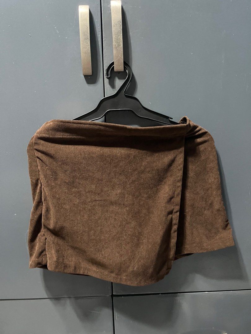 Suede Skort (Category: Skirts) located in Malabon City. Submitted by manymoon (Listing ID 1345096908, Image 1). Description: Garterized on back Xs-S Starts on size 24 .