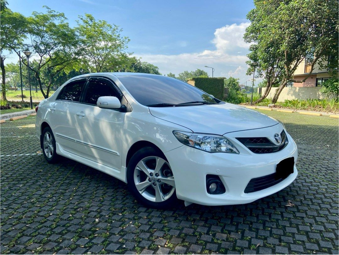 Toyota Corolla Altis 2.0v Auto (Category: Used Cars) located in Makati City. Submitted by dean_tn (Listing ID 1344940951, Image 1). Description: Toyota Altis 2.0V A/T 2013 Model Pearl White 51km mileage Looks like brand new Coding- Tuesday Accessories: -steering wheel paddle shifters -leather seats -steering wheel cover -car mat -parking sensors -trunk tray -goodyear tires (lots of mileage to go) Car is very well maintained. PM if interested!.