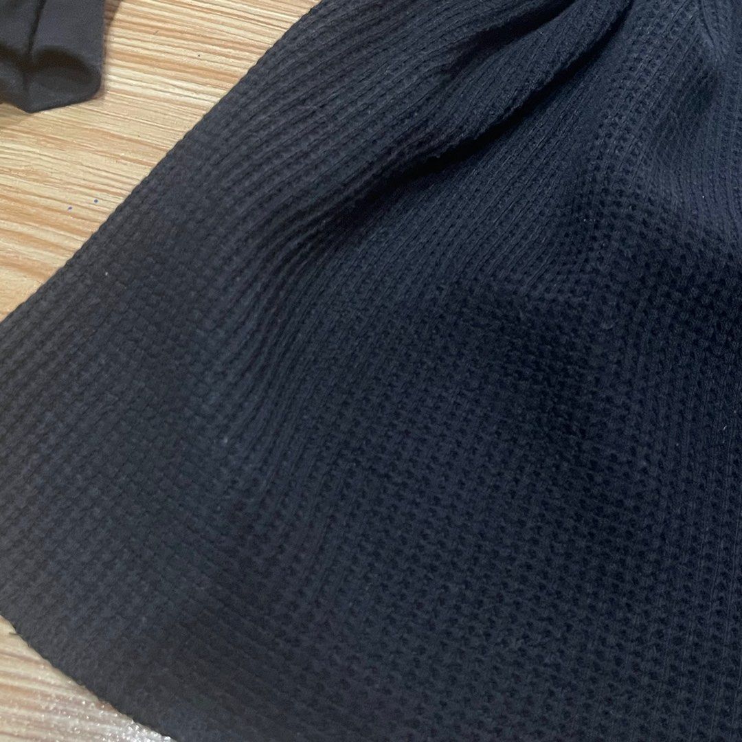 Uniqlo Knit Longsleeve Top (Category: Longsleeves) located in Manila. Submitted by clients_mnd (Listing ID 1344937602, Image 3). Description: PAYO ONLY RFS: Decluttering Condition: Stored in attic closet, so the item is not meant for immediate use and will have obvious signs of wear. Any obvious discolorations and tears will be disclosed. Note: There is only one item per post unless stated otherwise. .