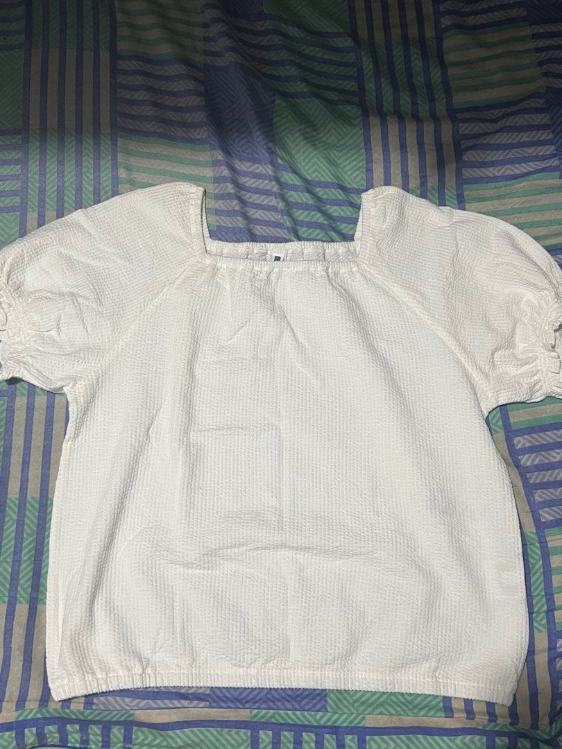 UNIQLO VOLUME SLEEVES TSHIRT (Category: Blouses) located in Marikina City. Submitted by mgdeclutteringph (Listing ID 1345099196, Image 3). Description: 160 CM FITS SMALL TO MEDIUM.